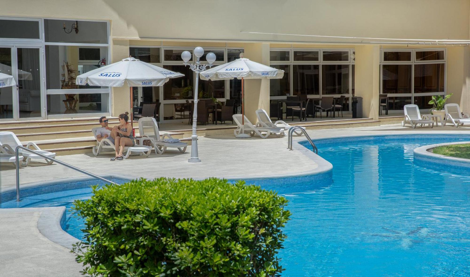 Parque Hotel Jean Clevers Πούντα ντελ Έστε Εξωτερικό φωτογραφία The pool at the hotel