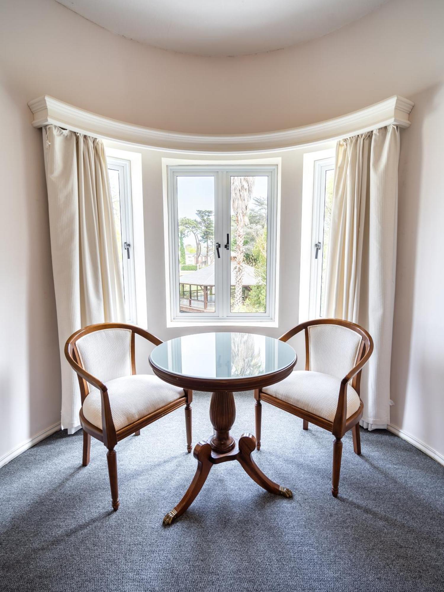 Parque Hotel Jean Clevers Πούντα ντελ Έστε Εξωτερικό φωτογραφία A window seat with a table and two chairs